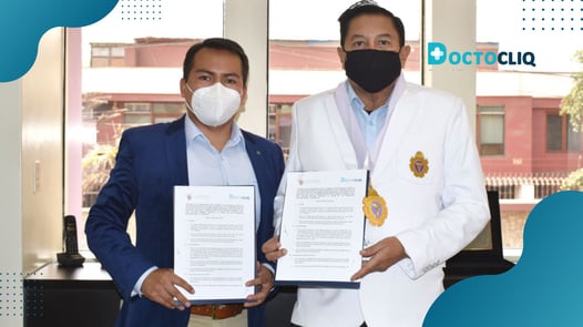 CEO de Doctocliq y director del Colegio Odontológico del Perú firmando convenio