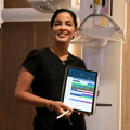 Dra. Maritza Alcedo mostrando el software Doctocliq en su Ipad