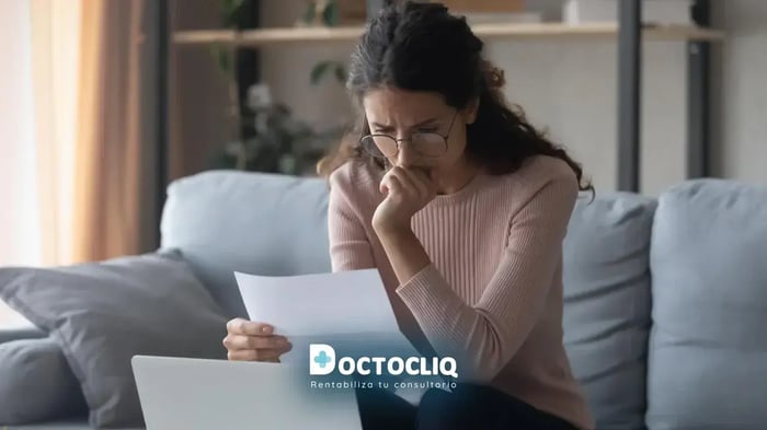 Paciente preocupada leyendo indicaciones médicas en casa