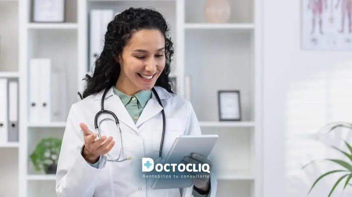 doctor en consulta digital con doctocliq.
