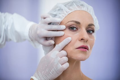 doctor-examinando-pacientes-femeninos-tratamiento-cosmetico