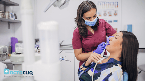 dentista atendiendo a paciente