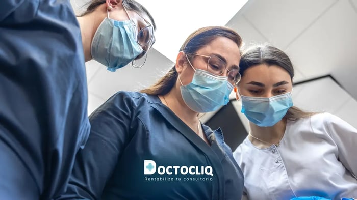 medicos-analizando-metricas