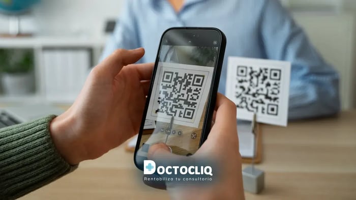 scaneando codigo qr en consultorio para dejar resena reviews