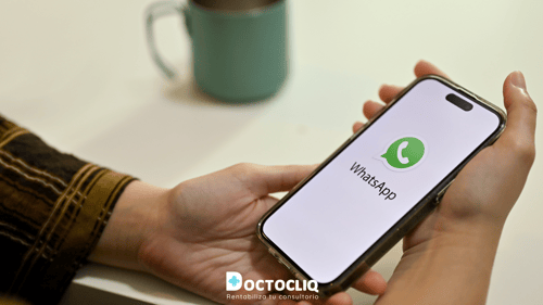 mano con celular con pantalla en whatsapp