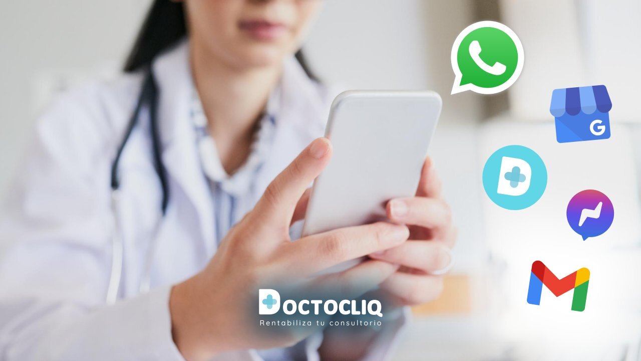 doctor comunicándose con pacientes a través de distintos canales digitales doctocliq