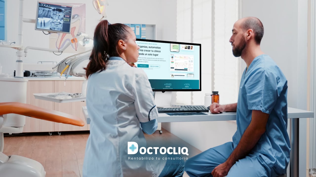 Odontólogo gestionando pacientes con Doctocliq en su consultorio dental
