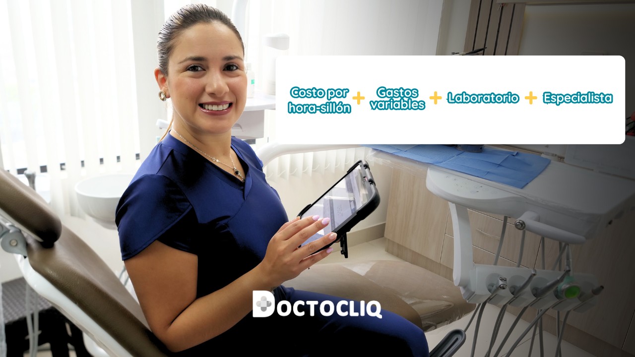 Dentista analizando costos y beneficios de tratamientos para optimizar la rentabilidad de su clínica