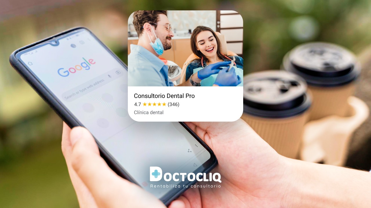Paciente buscando doctores en Google en su telefono